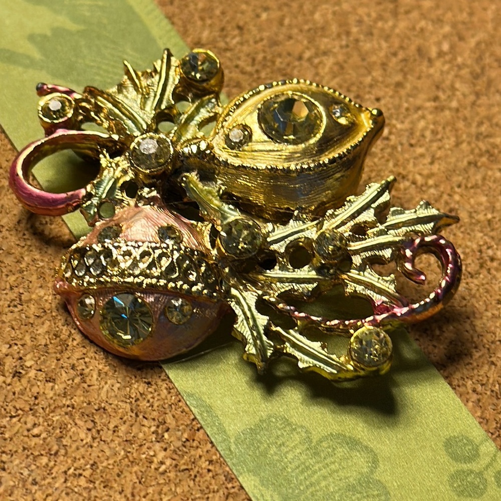 Christmas 2 brooch/pins w/rhinestones & pink & green enamel - Picture 4 of 7